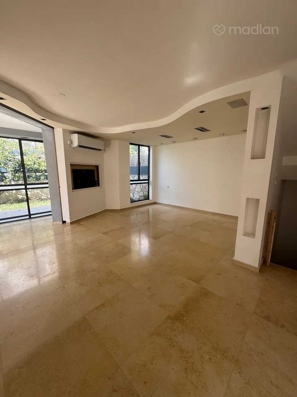תמונה ממדלן – 9 חדרים • 15,500 ₪, משה סנה 26, גני צהלה,רמות צהלה, תל אביב (1)