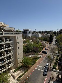 בראשית 12, רמת השרון