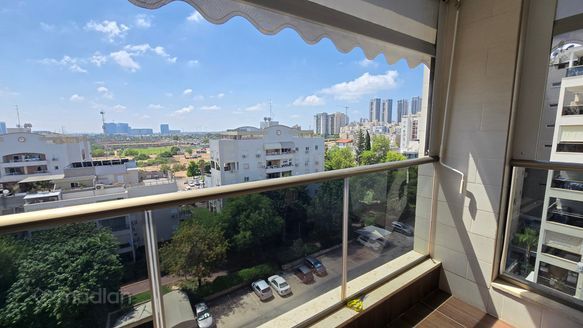 הרב מיימון 10, בת ים