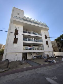 אשל 11, קרית ביאליק