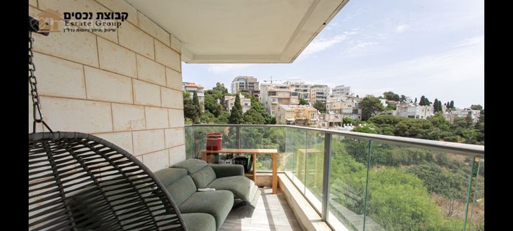 מעלות הבוצרים 12, חיפה