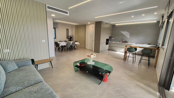 אגם דלתון 18, אשקלון