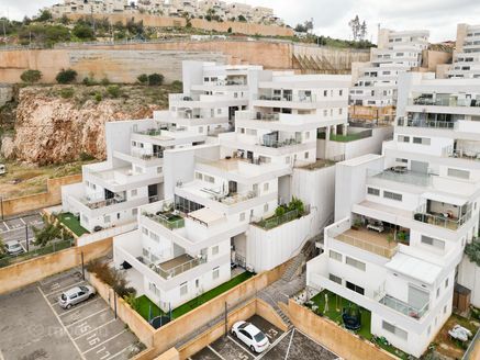 השושנים 11, אלקנה