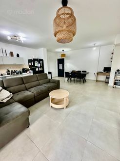 אריק איינשטיין 18, ראשון לציון