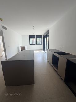 חנה סנש 20, בת ים