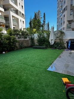רועי קליין 13, רמת גן