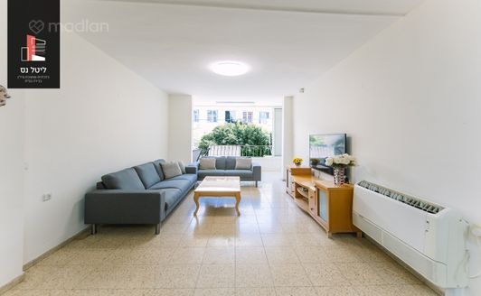 סעדיה גאון 10, פתח תקווה