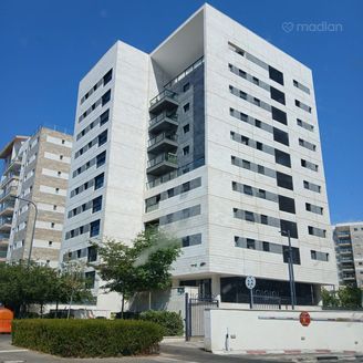 מייק ברנט 11, חיפה