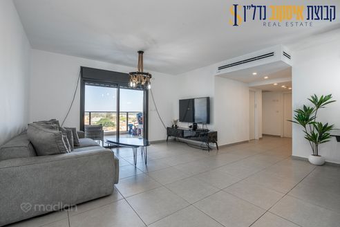 מנחם בגין 52, חדרה