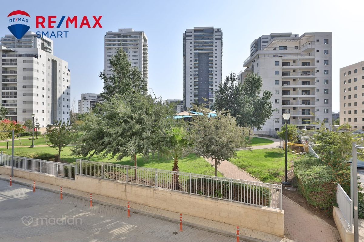 אהוד מנור , נאות אפק, קרית ביאליק