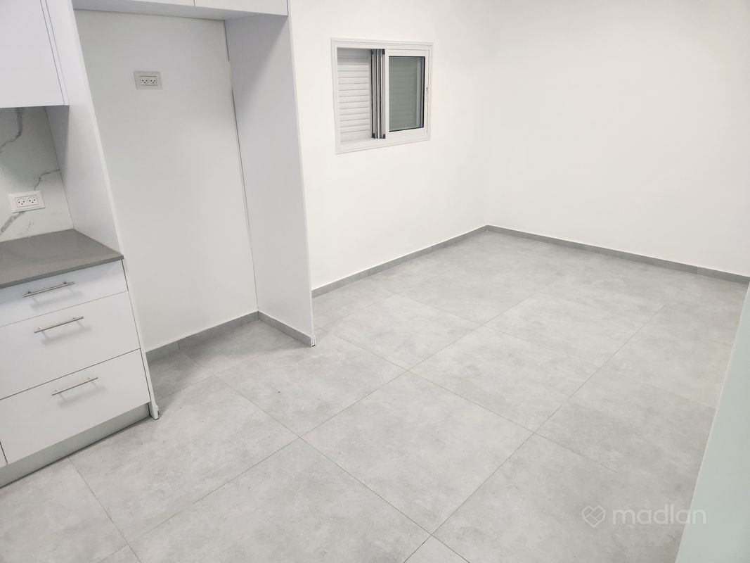 השלושה 1, זיתן