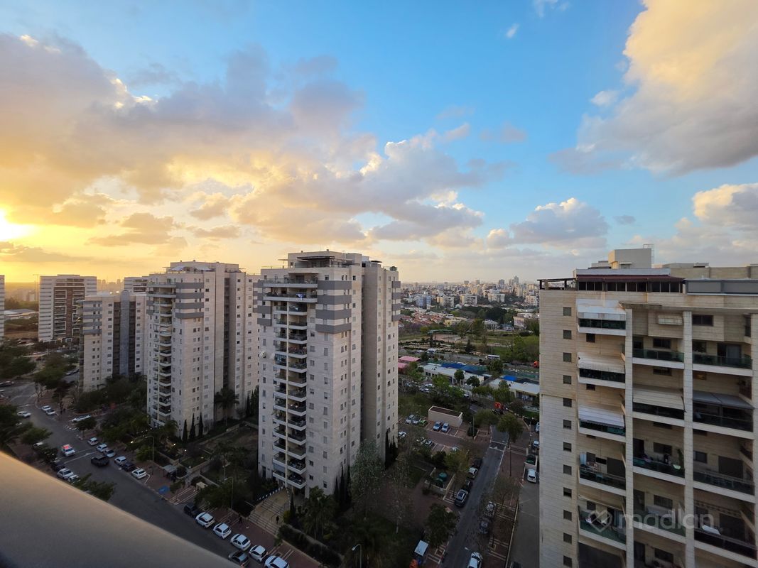 מקס שיין 10, רחובות החדשה, רחובות