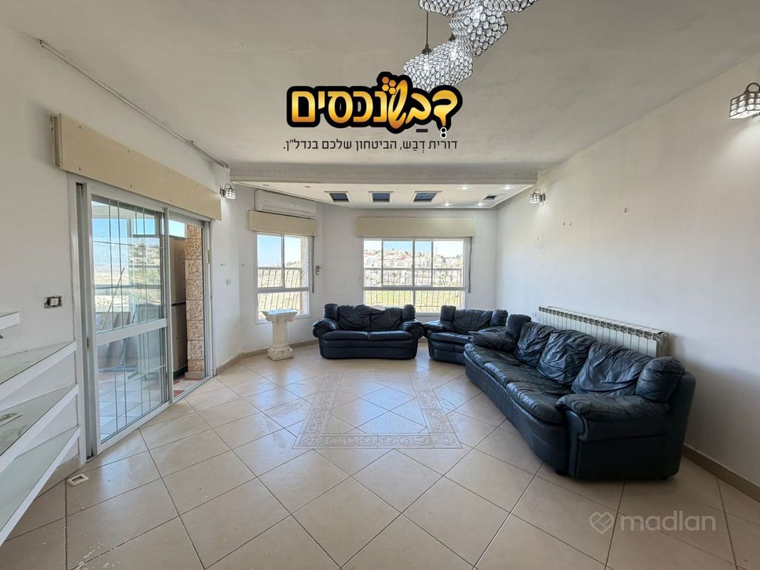 עת הזמיר , מגדים, מעלה אדומים