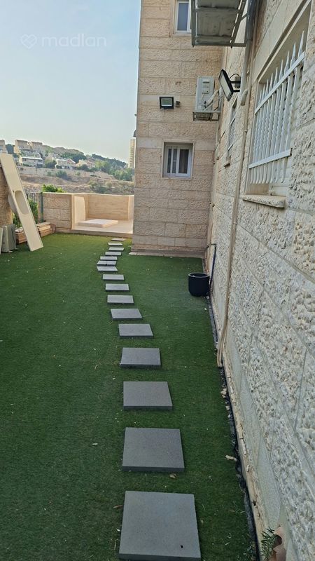 הגומא 6, צמח השדה, מעלה אדומים