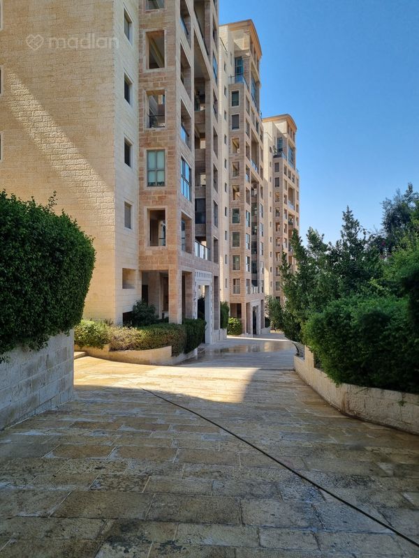 אברהם פררה , מתחם הולילנד, ירושלים