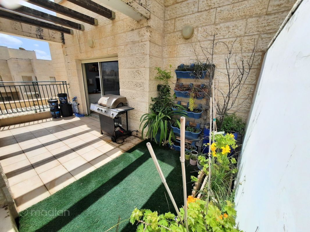 הבדולח 23, אבני חן (קייזר), מודיעין מכבים רעות
