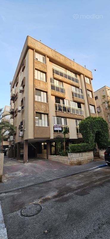 אחד העם 11, רסקו א, חולון