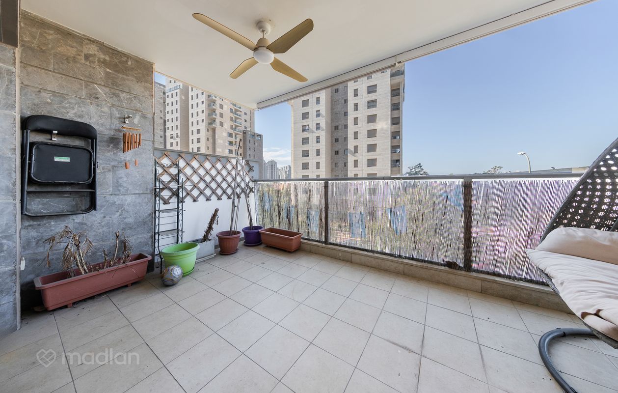 גולדה מאיר 8, מתחם 1200, הוד השרון