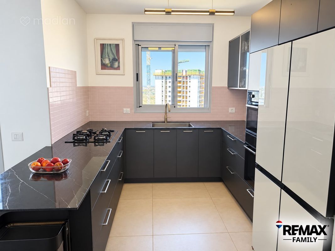 אהוד מנור 9, נאות אפק, קרית ביאליק