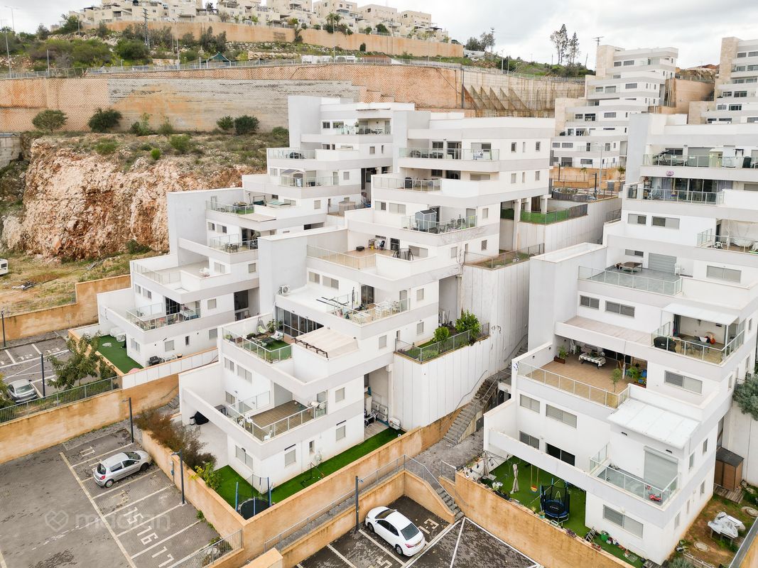 השושנים , , אלקנה
