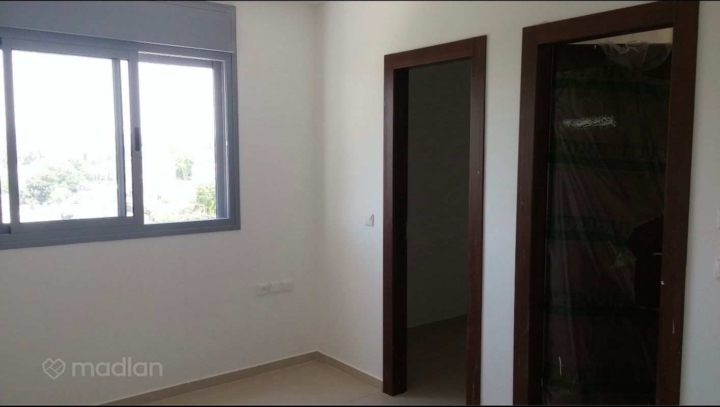 שלום שבזי 28, רמב"ם, ראש העין