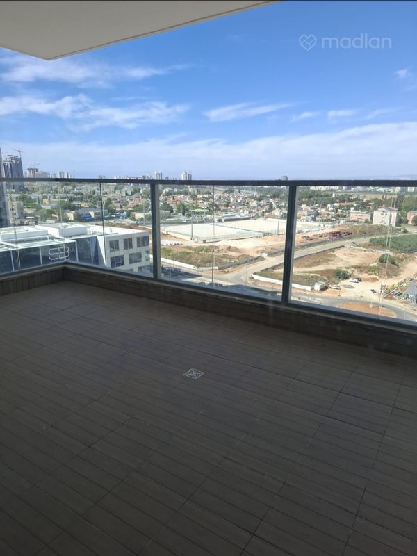 קרל פופר 10, אגמים, נתניה