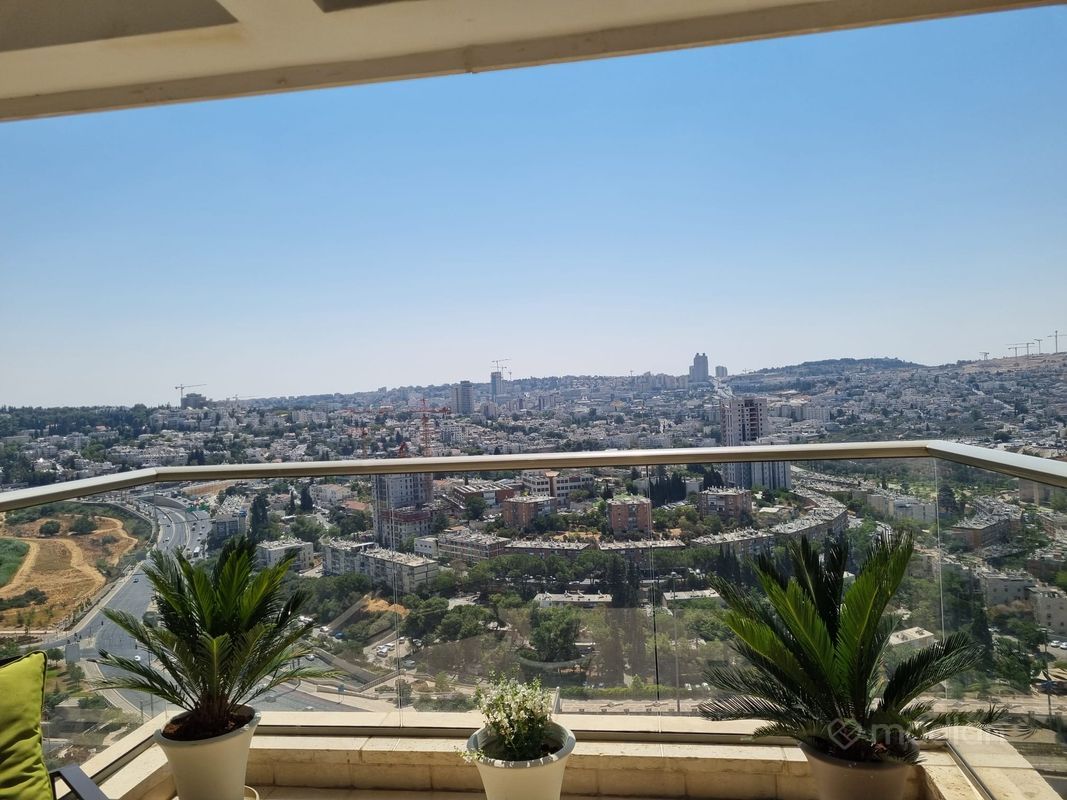 אברהם פררה , מתחם הולילנד, ירושלים