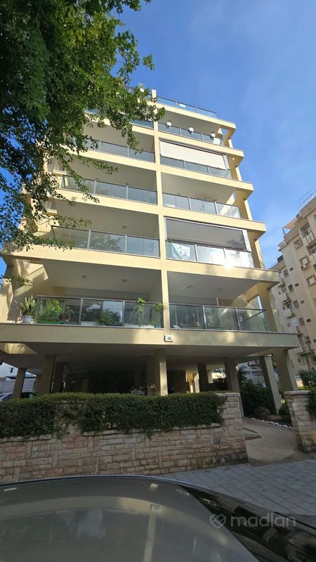 קרית שמונה 19, קריית שרת, חולון