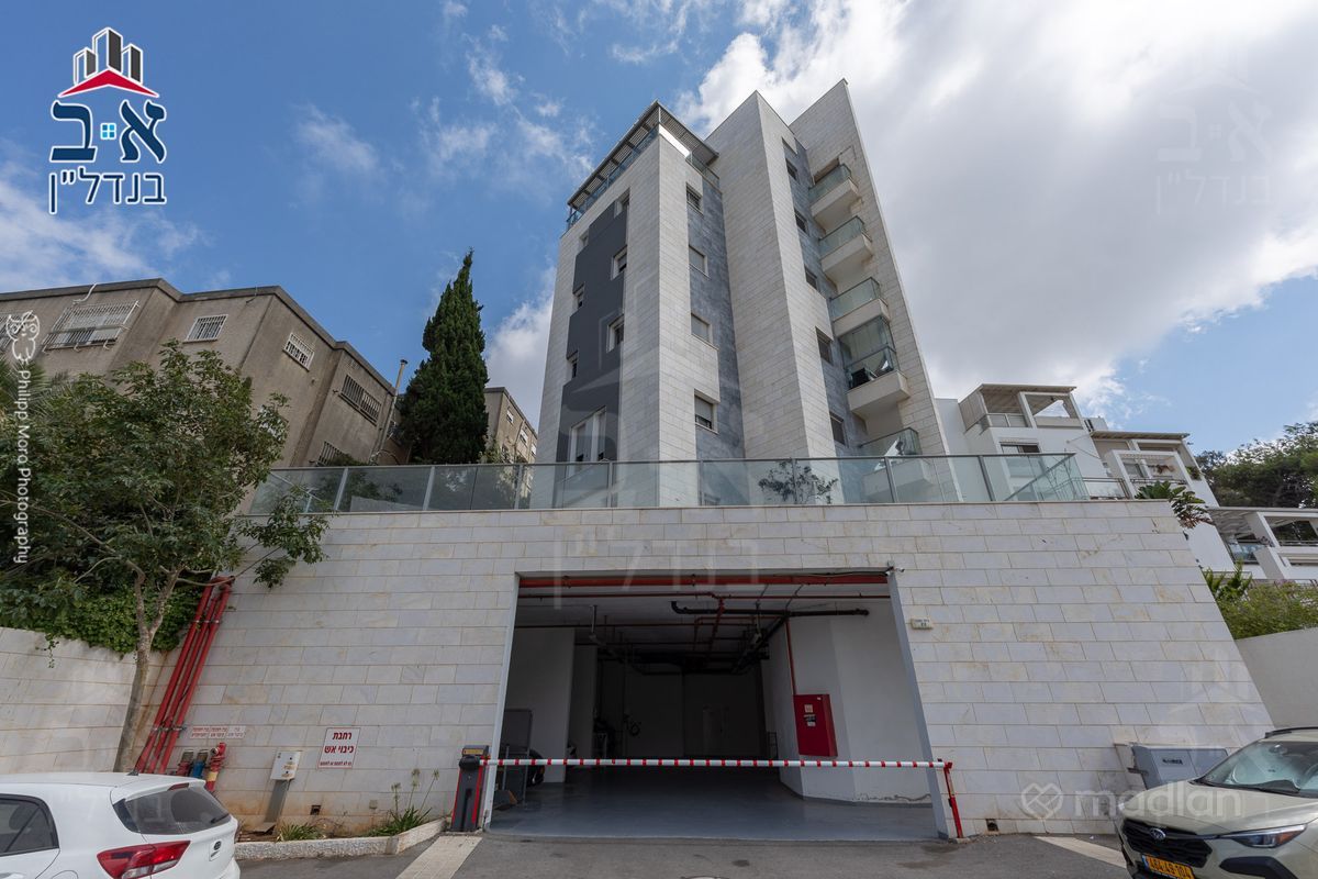 ארתור הנטקה , גבעת דאונס, חיפה