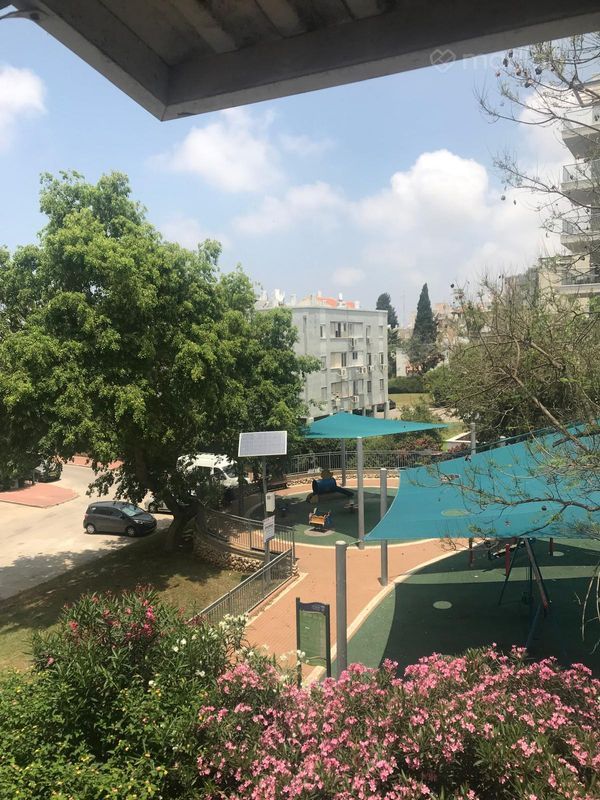 דון יוסף הנשיא , מרכז, הרצליה