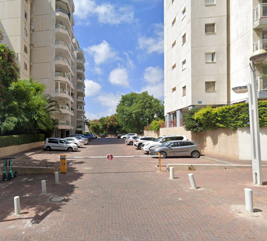 שמעון בן צבי 15, שטח 9 (בן צבי), גבעתיים