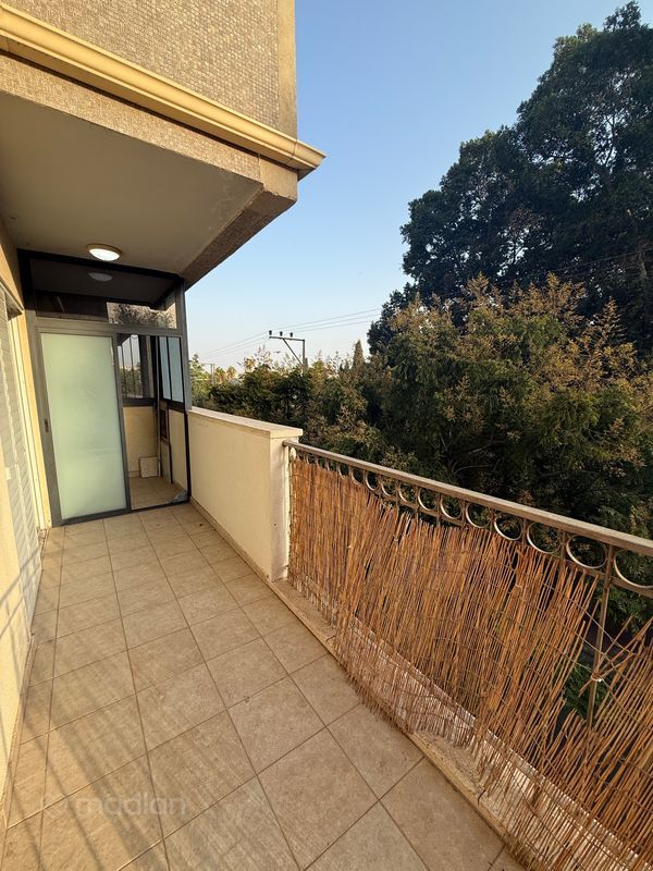 אחד העם 73, המרכז השקט, פתח תקווה