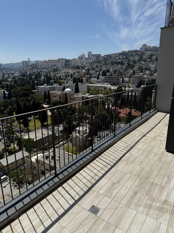 אחד העם 1, הדר הכרמל, חיפה