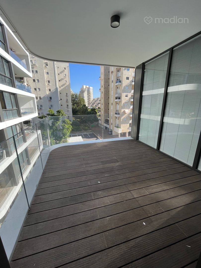 עגנון ש"י 19, שדה דב אשכול