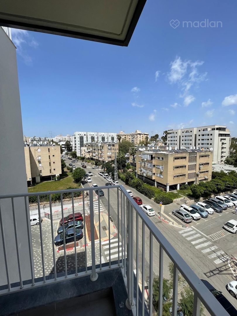 מעפילי אגוז 31, נוה חן — 2