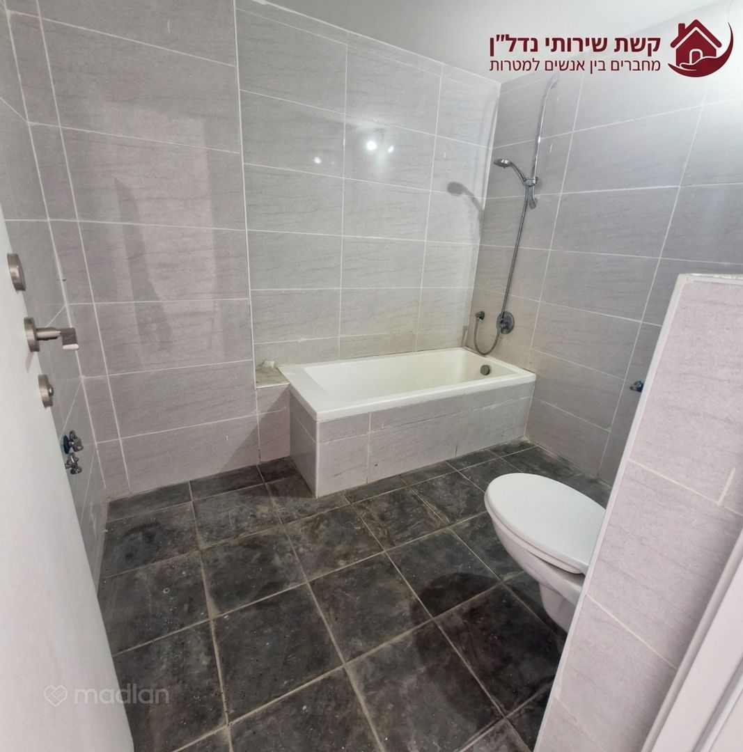 מעפילי אגוז 100, נוה חן — 2