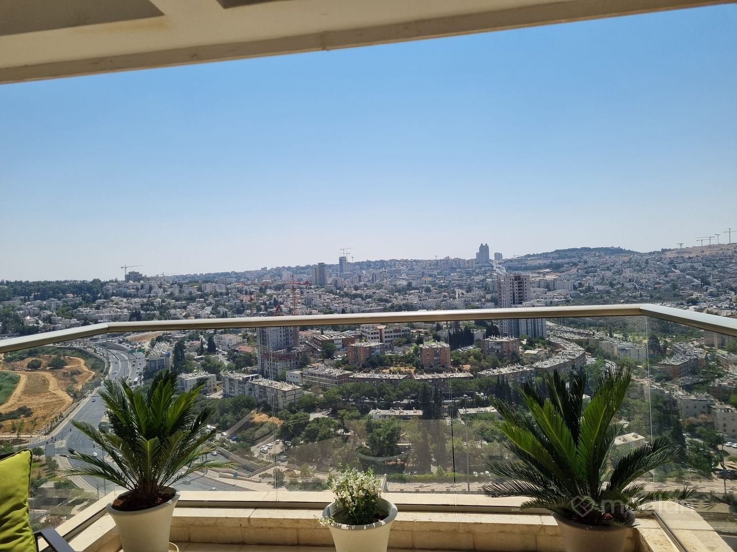 אברהם פררה 3, מתחם הולילנד