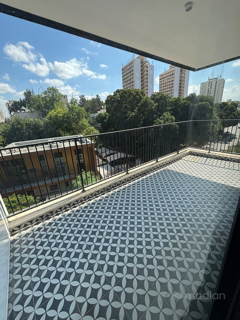 הגונן 28, שיכון עממי ג' — 2