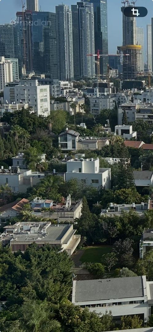 סמילנסקי 17, הצפון החדש סביבת כיכר המדינה